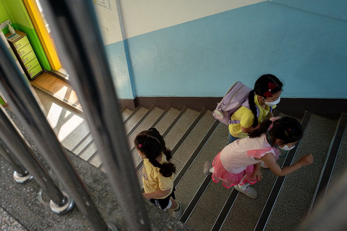 노라이와 친구들이 학교 계단에서 뛰고 있다